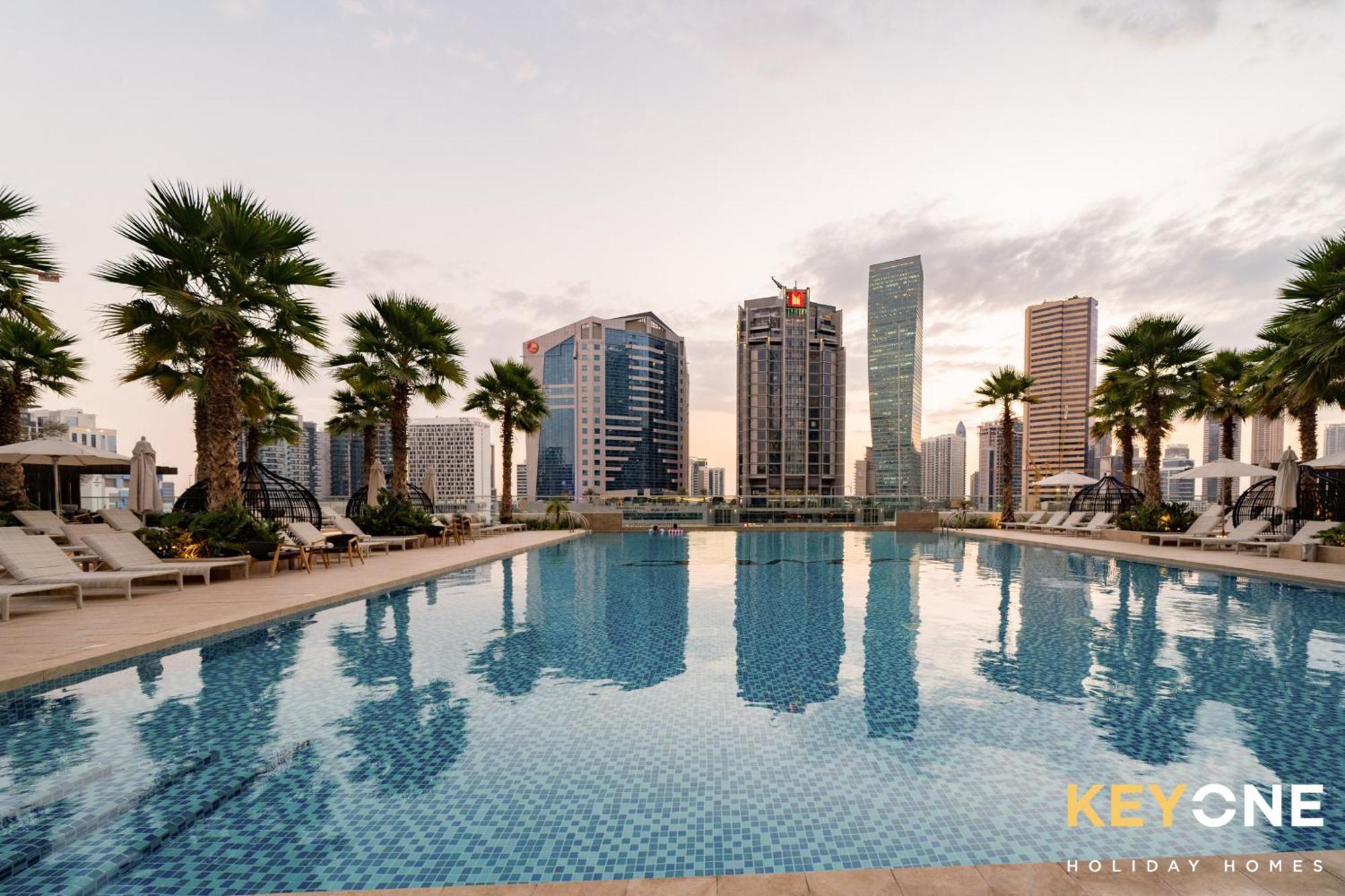 Sleek Studio In Prive With Stunning Canal View Dubai Eksteriør billede