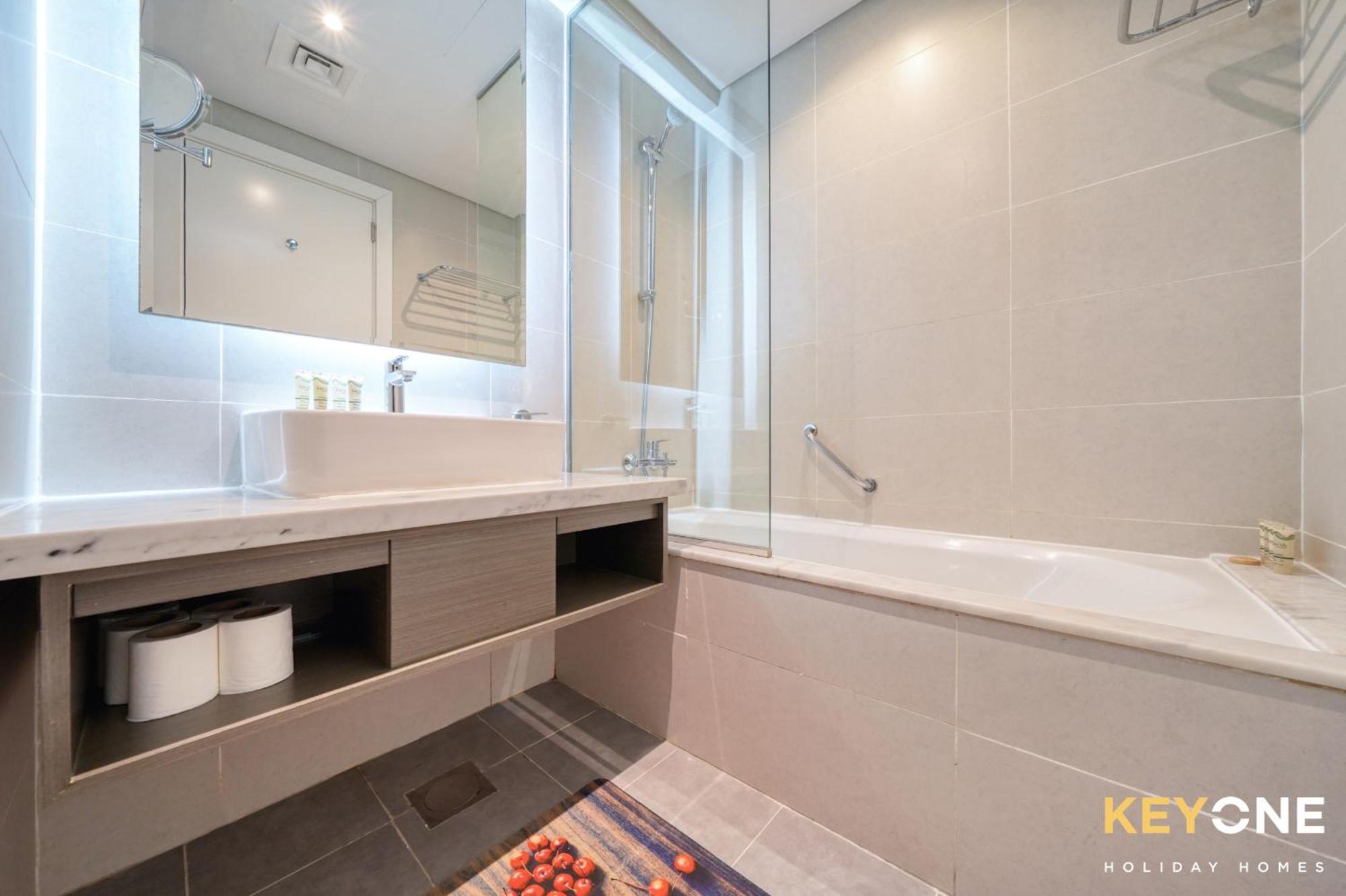 Sleek Studio In Prive With Stunning Canal View Dubai Eksteriør billede