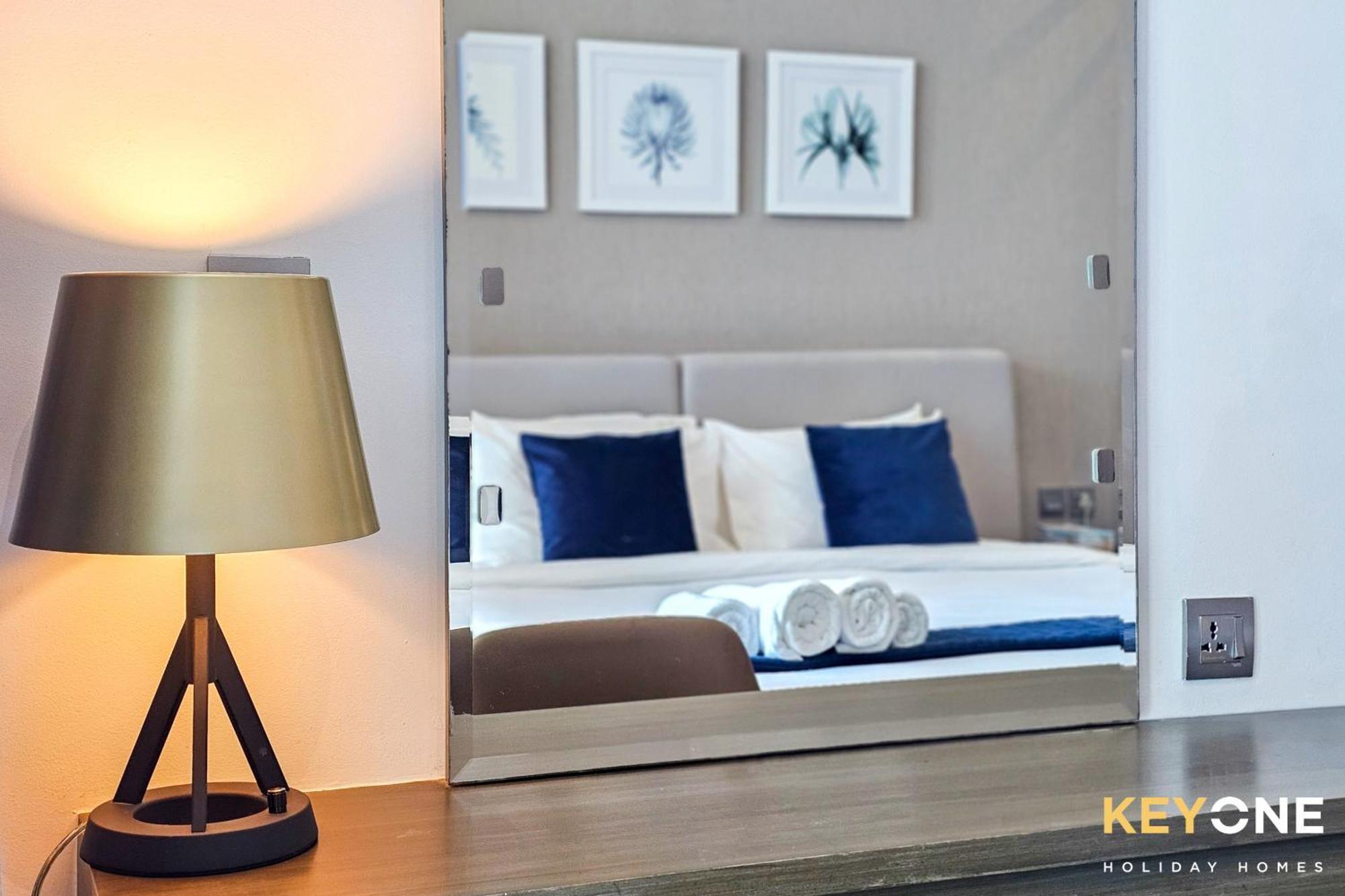 Sleek Studio In Prive With Stunning Canal View Dubai Eksteriør billede
